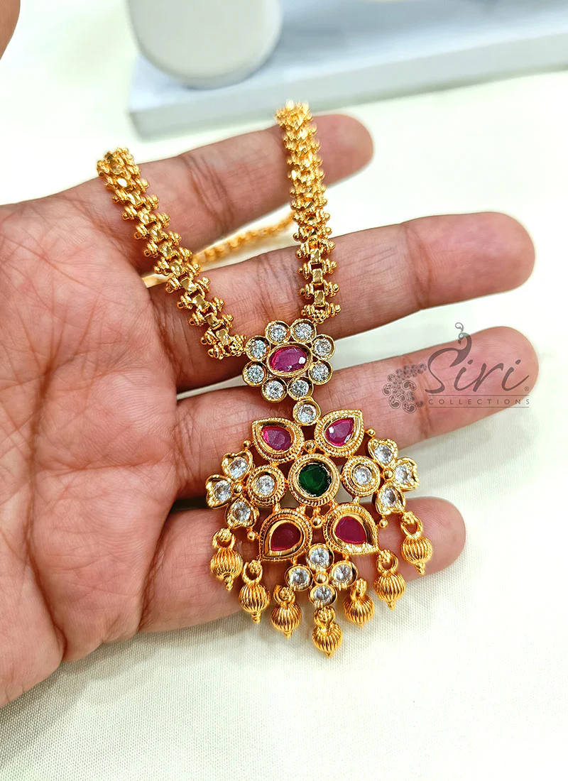 Beautiful Necklace in Gold Finish - Image 4